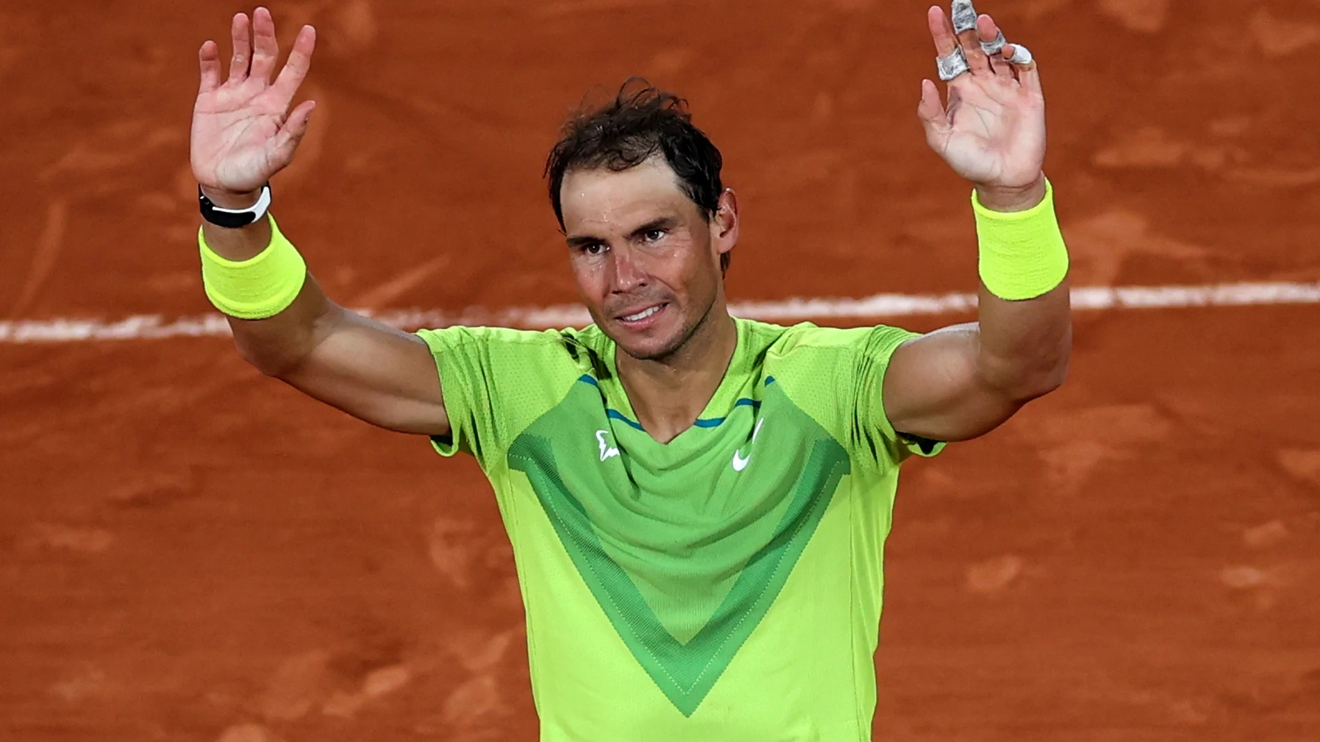 Rafa Nadal saluda al público después de ganar a Novak Djokovic en Roland Garros.