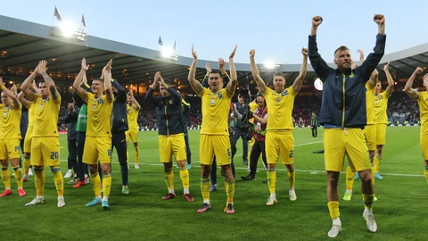 Los jugadores de la selección de Ucrania celebran el triunfo contra Escocia en la repesca del Mundial.