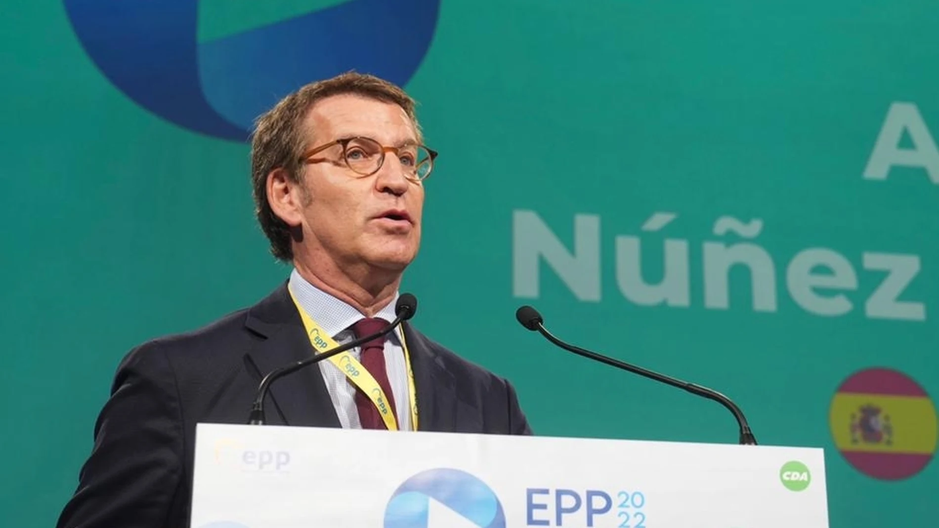 El líder del PP, Alberto Núñez Feijóo ante el pleno del congreso del PPE en Rotterdam