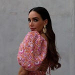 Rocío Osorno con vestido y sandalias de Mango.