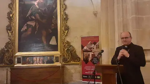 El obispo de Orihuela-Alicante, José Ignacio Munilla, junto al retablo