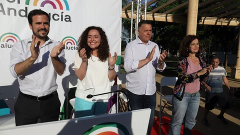 Inmaculada Nieto, Juan Antonio Delgado y Esperanza Gómez, junto al ministro de Consumo, Alberto Garzón, el miércoles en Málaga