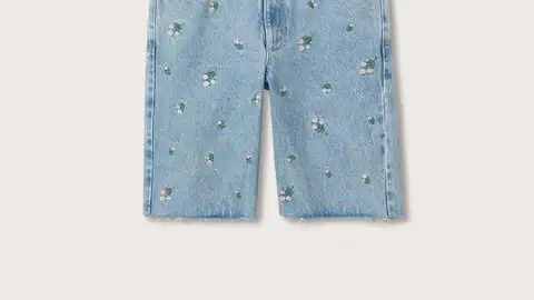 Bermudas con estampado de flores.