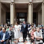 El presidente de la Generalitat, Ximo Puig, acompañado por la consellera de Participación, Transparencia, Cooperación y Calidad Democrática, Rosa Pérez Garijo, al inicio de acto del 40 aniversario del estatuto de Autonomía.