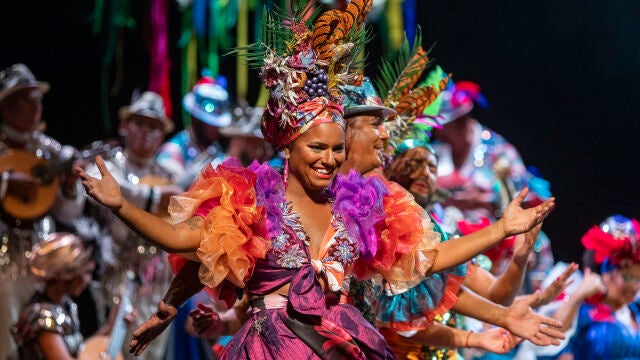 Los miembros del coro "Químbara" actúan durante el último pase de semifinales del Concurso de Agrupaciones Carnavalescas de Cádiz. EFE/Román Ríos