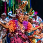 Los miembros del coro "Químbara" actúan durante el último pase de semifinales del Concurso de Agrupaciones Carnavalescas de Cádiz. EFE/Román Ríos