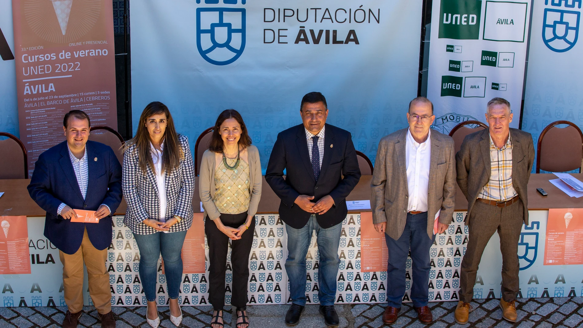 El presidente de la Diputación de Ávila, Carlos García, clausura la presentación de los cursos de verano de la UNED en la provincia abulense, que este año alcanzan su 33 edición