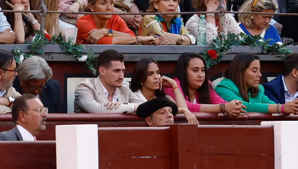 La colaboradora de televisión Gloria Camila Ortega (c) asiste a la corrida de la Beneficencia de la feria de San Isidro, presidida por el rey Felipe VI, este miércoles en la madrileña plaza de toros de Las Ventas.