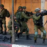 Soldados israelíes toman posiciones durante los enfrentamientos con los palestinos en las protestas contra la &#39;Marcha de la Bandera&#39; anual en Jerusalén