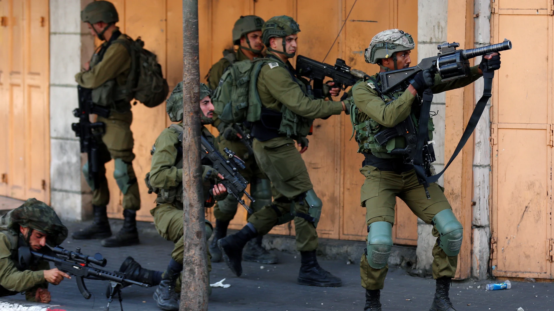 Soldados israelíes toman posiciones durante los enfrentamientos con los palestinos en las protestas contra la 'Marcha de la Bandera' anual en Jerusalén