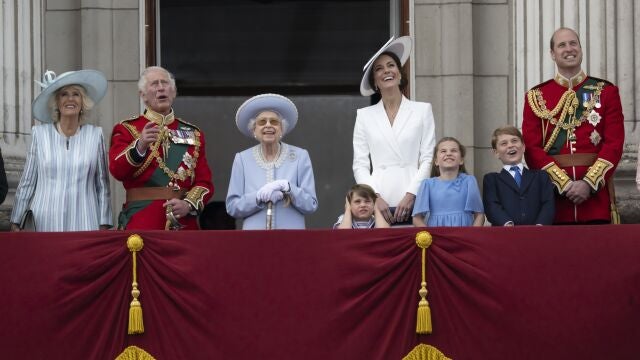 De izda a dcha. Camilla, duquesa de Cornualles, el Príncipe Carlos, la Reina Isabel II, el príncipe Luis, Kate, duquesa de Cambridge, la princesa Charlotte Charlotte, el príncipe George y el príncipe Guillermo. en el balcón de Buckingham Palace.