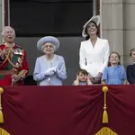 De izda a dcha. Camilla, duquesa de Cornualles, el Príncipe Carlos, la Reina Isabel II, el príncipe Luis, Kate, duquesa de Cambridge, la princesa Charlotte Charlotte, el príncipe George y el príncipe Guillermo. en el balcón de Buckingham Palace.