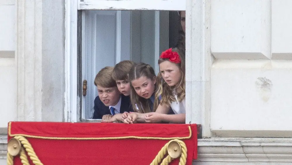 Los príncipes George, Louis, Charlotte de Cambridge y Mia Tindell