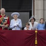 La reina saludó en el balcón del Palacio de Buckingham, acompañada de los miembros de su familia