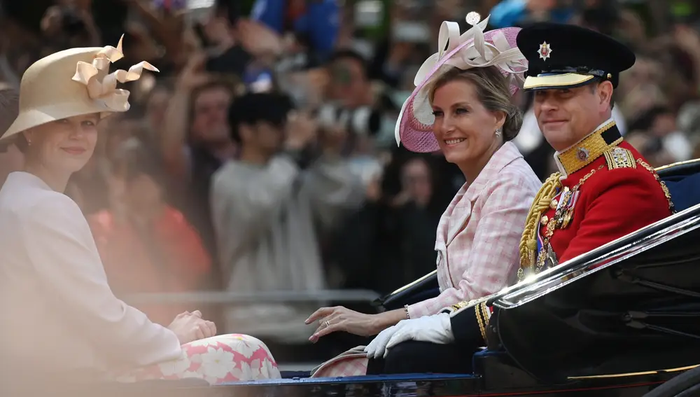 (De izquierda a derecha) Lady Louise Windsor, Sophie de Gran Bretaña y Eduardo, conde y condesa de Wessex, montan en un carruaje abierto durante el Jubileo de Platino de la reina Isabel II