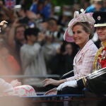(De izquierda a derecha) Lady Louise Windsor, Sophie de Gran Bretaña y Eduardo, conde y condesa de Wessex, montan en un carruaje abierto durante el Jubileo de Platino de la reina Isabel II