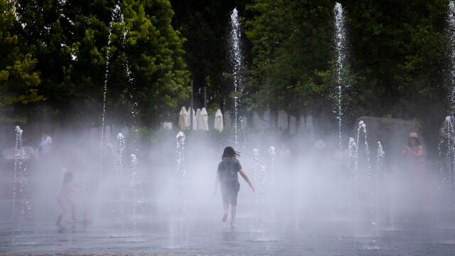 Tras más de dos años cerradas por seguridad debido a la pandemia, el Ayuntamiento ha puesto en funcionamiento «las playas» de Madrid Río todos los días de 11 a 21 horas
