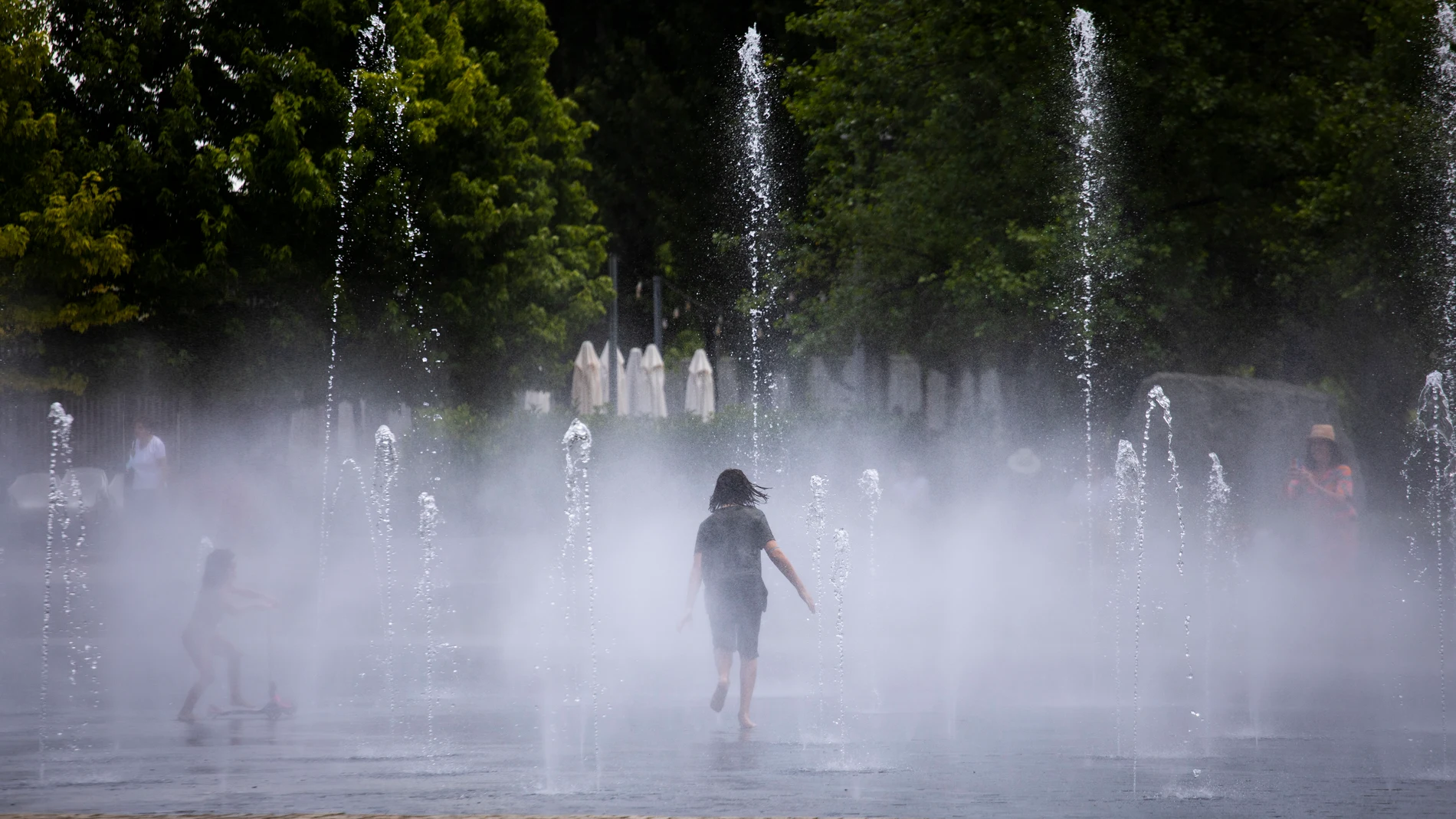 Tras más de dos años cerradas por seguridad debido a la pandemia, el Ayuntamiento ha puesto en funcionamiento «las playas» de Madrid Río todos los días de 11 a 21 horas