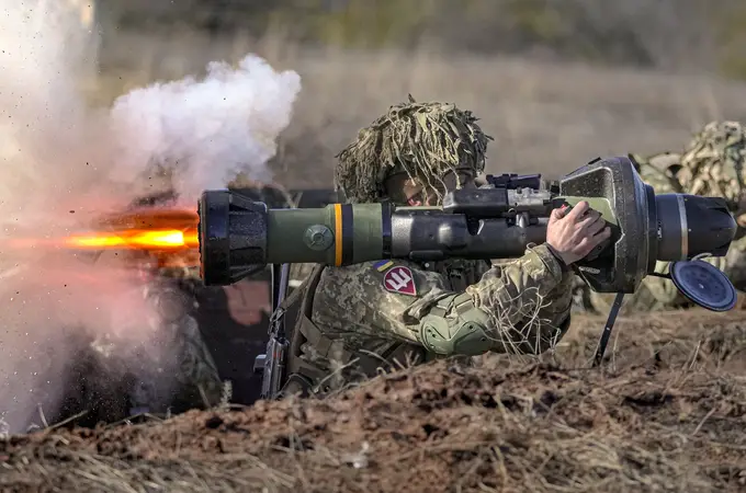 Así es el NLAW, el arma ligera, barata y fácil de usar con la que las tropas ucranianas están diezmando los tanques rusos