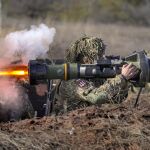 Un soldado ucraniano dispara un misil antitanques NLAW