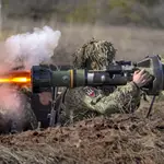 Un soldado ucraniano dispara un misil antitanques NLAW