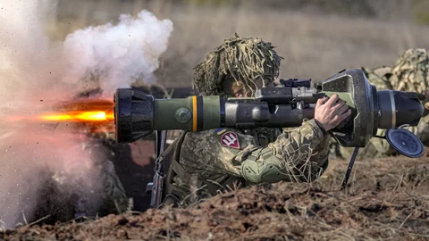 Un soldado ucraniano dispara un misil antitanques NLAW