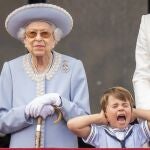 La Reina Isabel II, con una media sonrisa en la cara por el berrinche de su bisnieto durante el Jubileo por sus 70 años de reinado