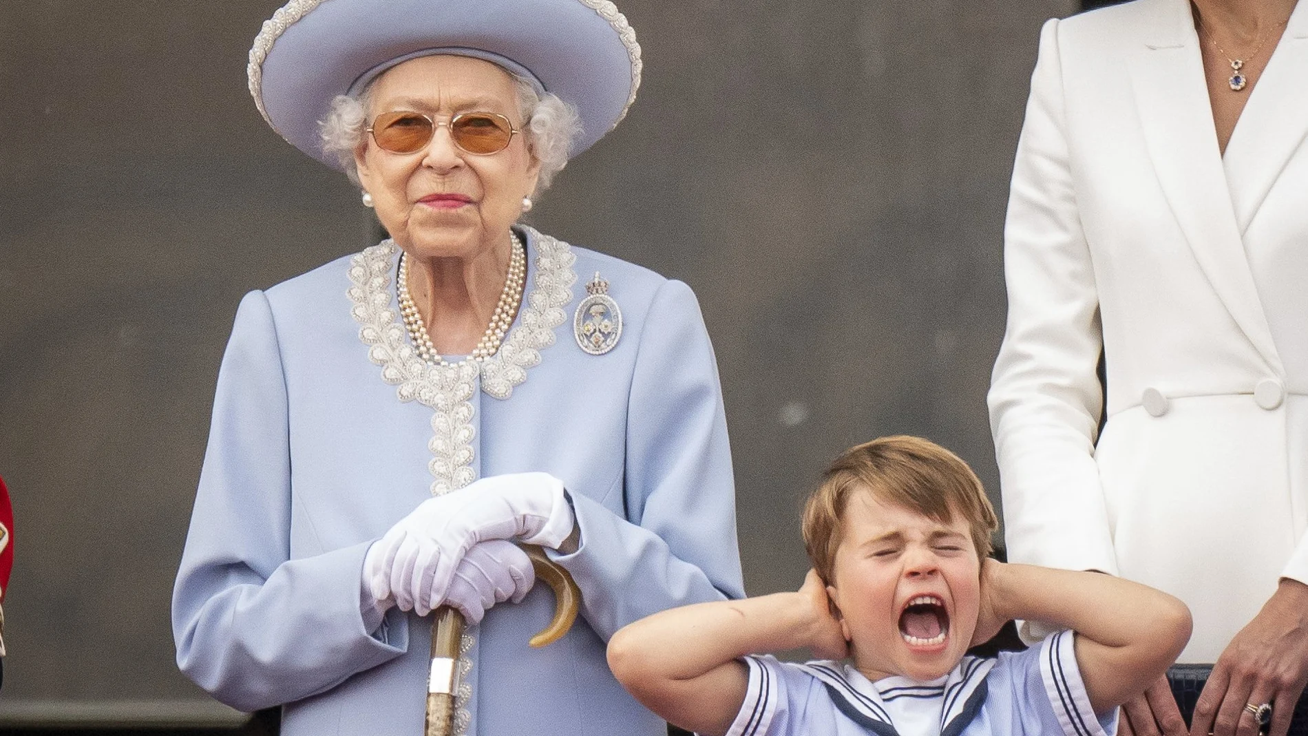La Reina Isabel II, con una media sonrisa en la cara por el berrinche de su bisnieto durante el Jubileo por sus 70 años de reinado
