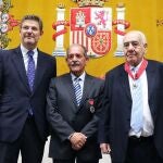 Sentob Bendodo (derecha), en 2017 tras recibir la Orden de San Raimundo de Peñafort de manos del ministro de Justicia, Rafael Catalá (izquierda)