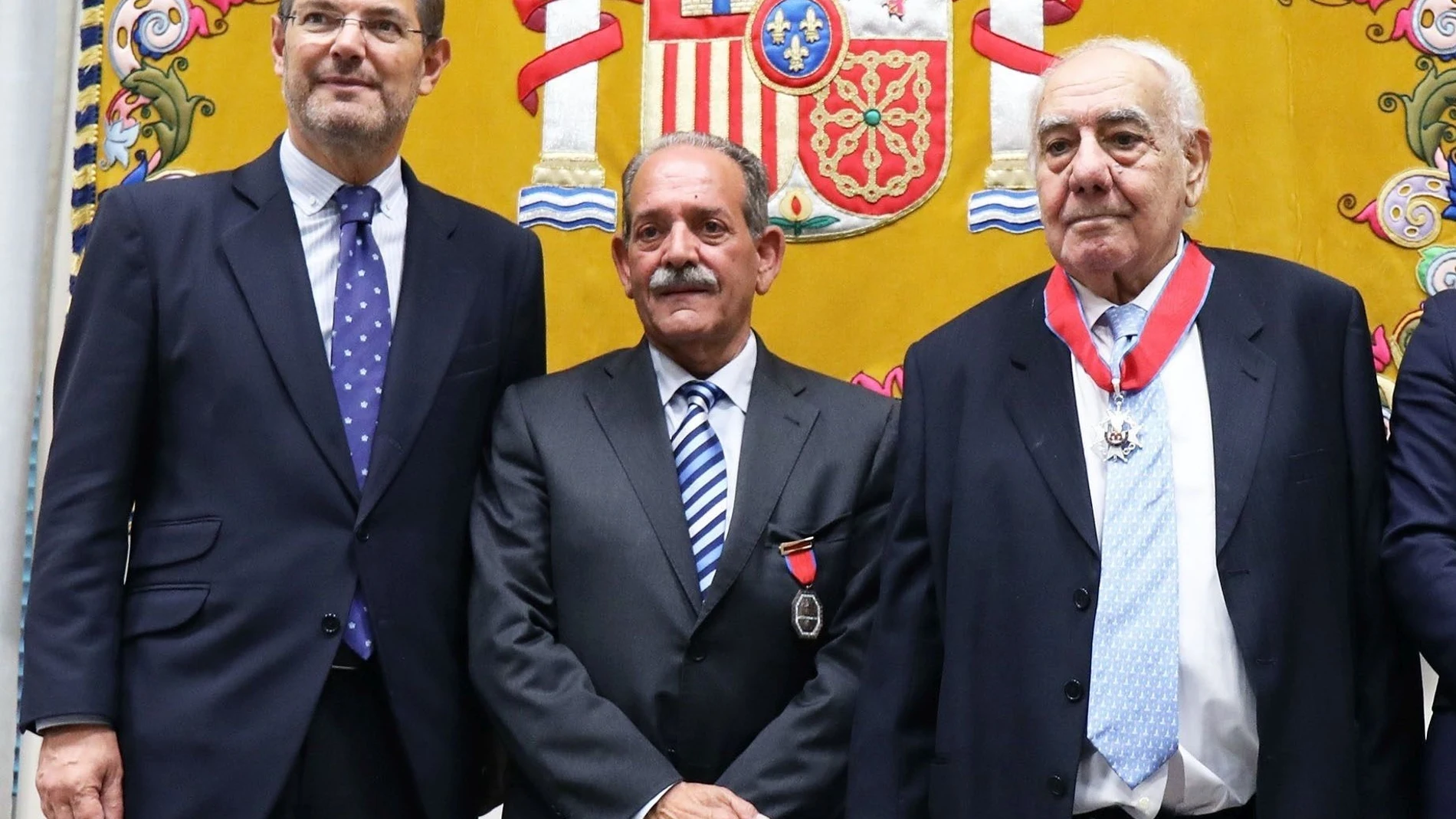 Sentob Bendodo (derecha), en 2017 tras recibir la Orden de San Raimundo de Peñafort de manos del ministro de Justicia, Rafael Catalá (izquierda)