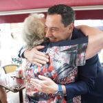 El candidato del PP de Andalucía, Juanma Moreno, abrazando a una mujer. PP Andalucía