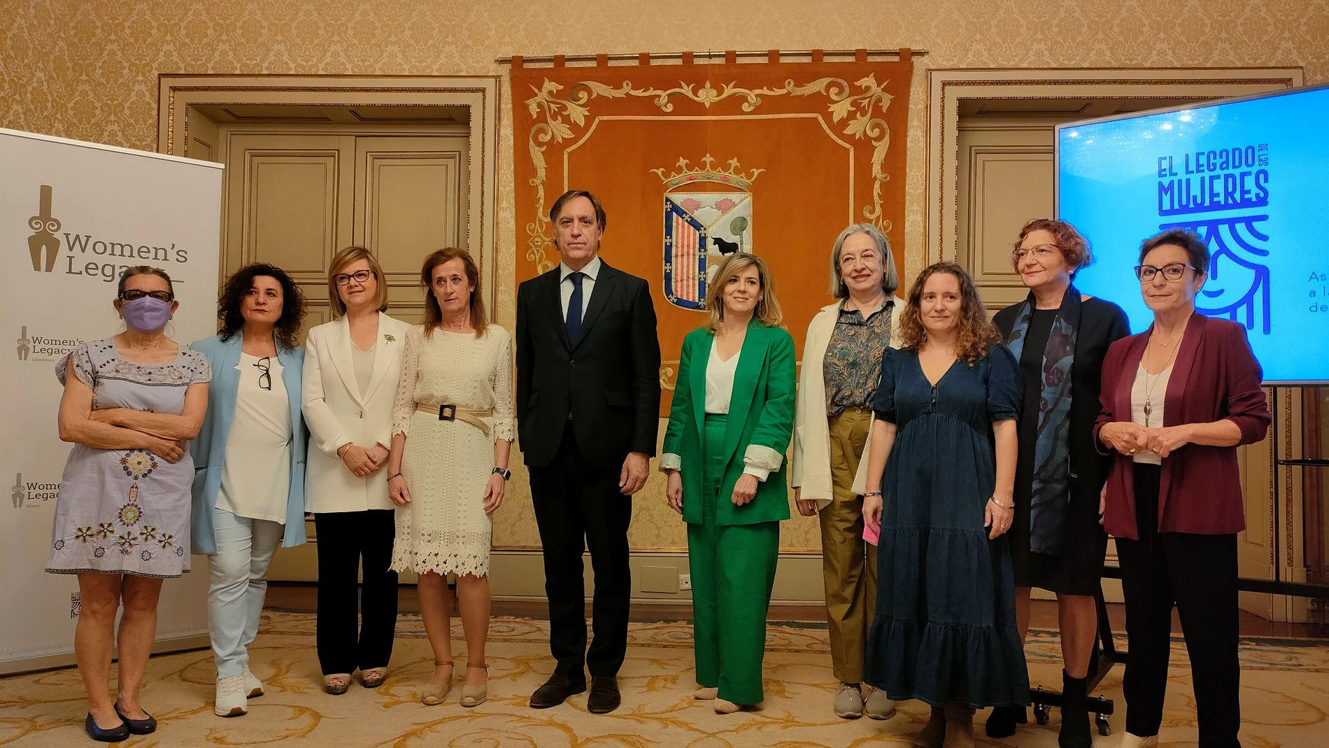 El alcalde de Salamanca, Carlos García Carbayo (centro), recibe en el Ayuntamiento a impulsoras de 'El legado de las mujeres