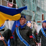 Soldados con una bandera de Ucrania en la despedida del coronel de la Guardia Nacional Vladyslav Allerov, caído en el frente de la guerra