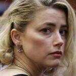 Amber Heard, tras escuchar la sentencia en el juicio por difamación contra Depp. (Estados Unidos) EFE/EPA/EVELYN HOCKSTEIN / POOL