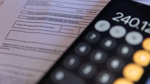 Una calculadora y una escritura de compraventa de una hipoteca