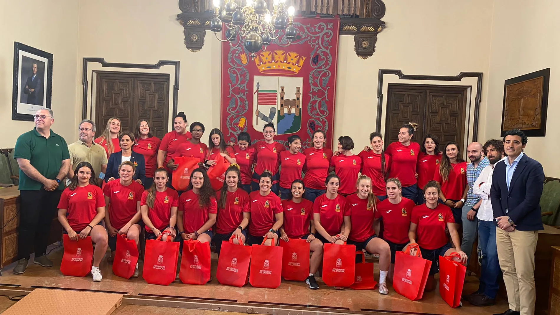 La jugadoras de España de rugby son recibidas en el Ayuntamiento de Zamora