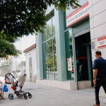 Dos personas pasan por delante de una oficina del Servicio Público de Empleo Estatal (Sepe), a 2 de junio de 2022, en Madrid (España)