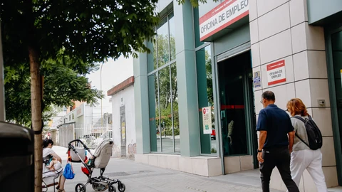 Dos personas pasan por delante de una oficina del Servicio Público de Empleo Estatal (Sepe), a 2 de junio de 2022, en Madrid (España)