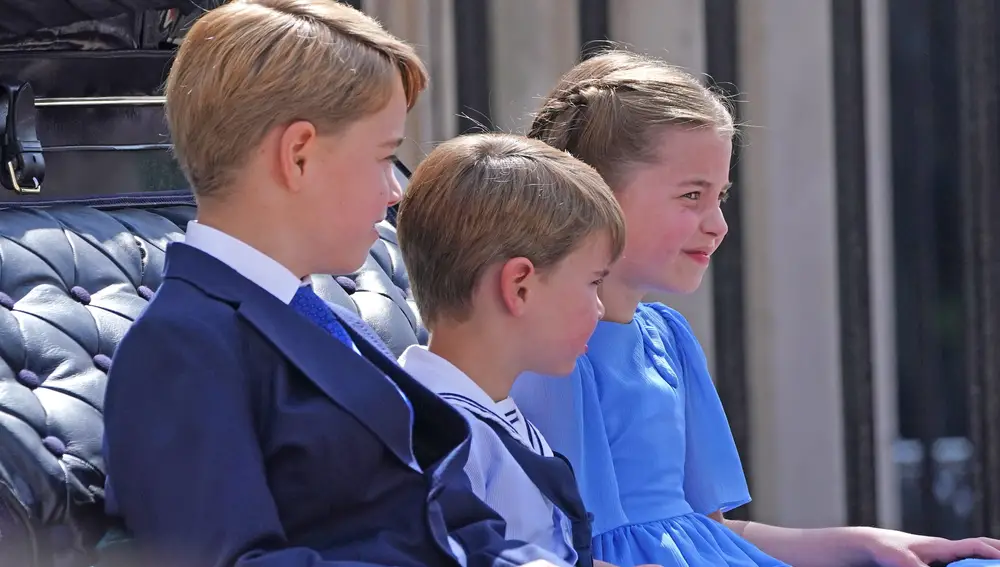 Los más pequeños de la familia real británica, el príncipe Jorge (izq.), el príncipe Luis y la princesa Carlota, abandonan el Palacio de Buckingham para asistir a la ceremonia Trooping the Colour en Horse Guards Parade. AP