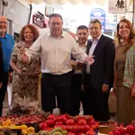 El candidato del PSOE a la presidencia de la Junta de Andalucía, Juan Espadas, este viernes en el mercado del Parque Alcosa