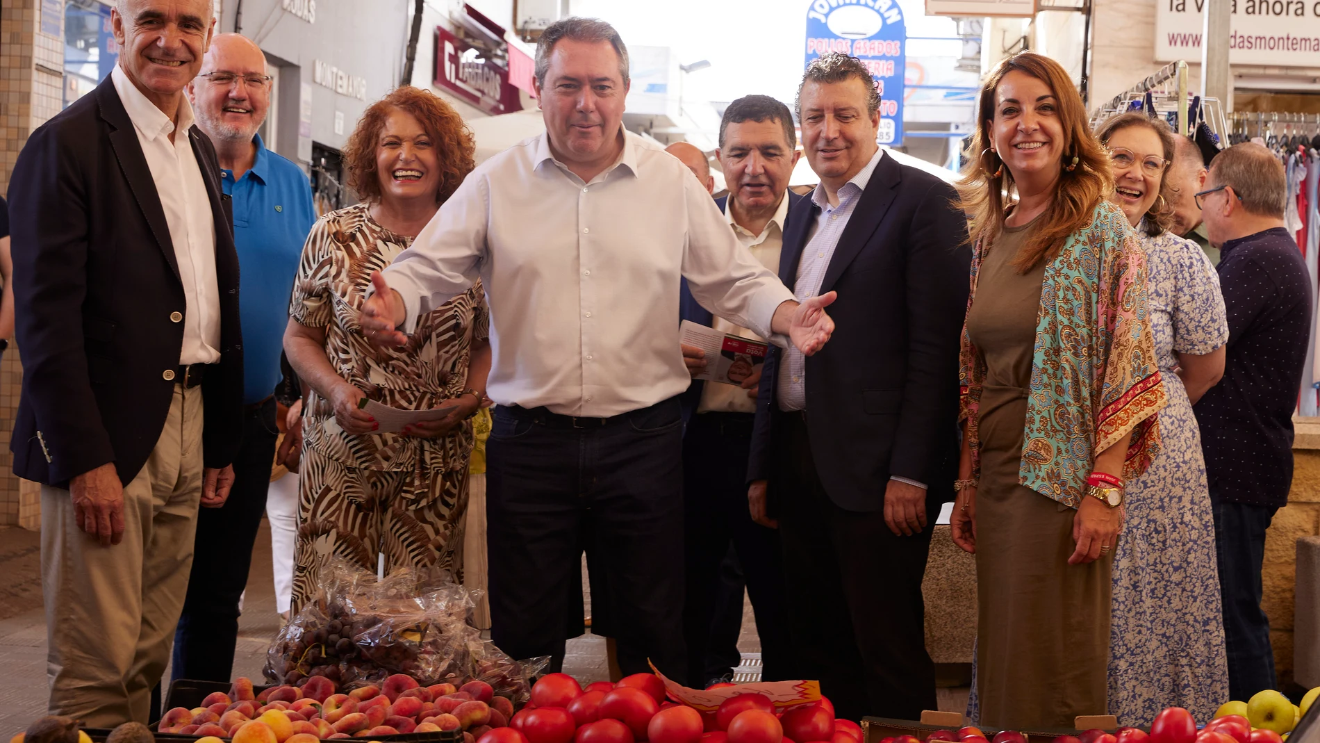 El candidato del PSOE a la presidencia de la Junta de Andalucía, Juan Espadas, este viernes en el mercado del Parque Alcosa