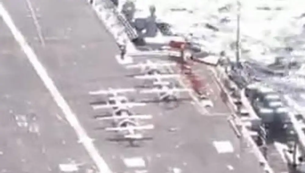 Flota de drones en la cubierta del portaaviones chino Shandong