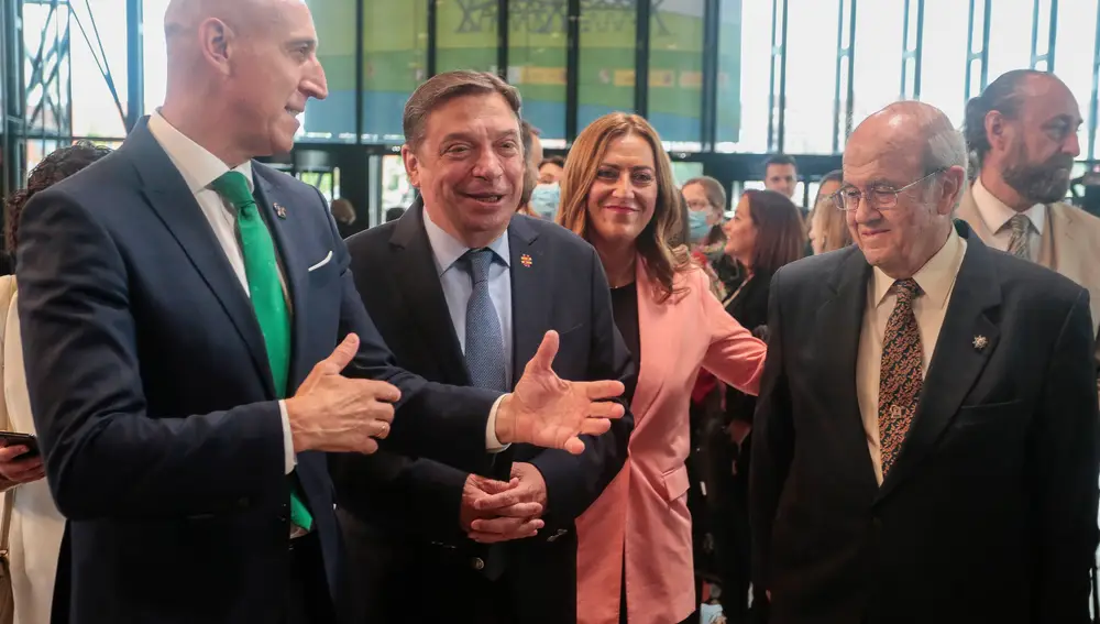 El ministro de Agricultura, Pesca y Alimentación, Luis Planas, conversa con el alcalde de León, en presencia de la delegada Virginia Barcones