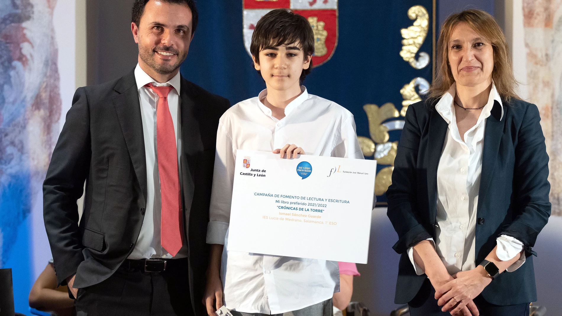 Ismael Sánchez Guarde, de 1º ESO del IES Lucía de Medrano (Salamaca), junto a la consejera de Educación, Rocío Lucas, y a Pablo Morillo, director de la Fundación José Manuel Lara