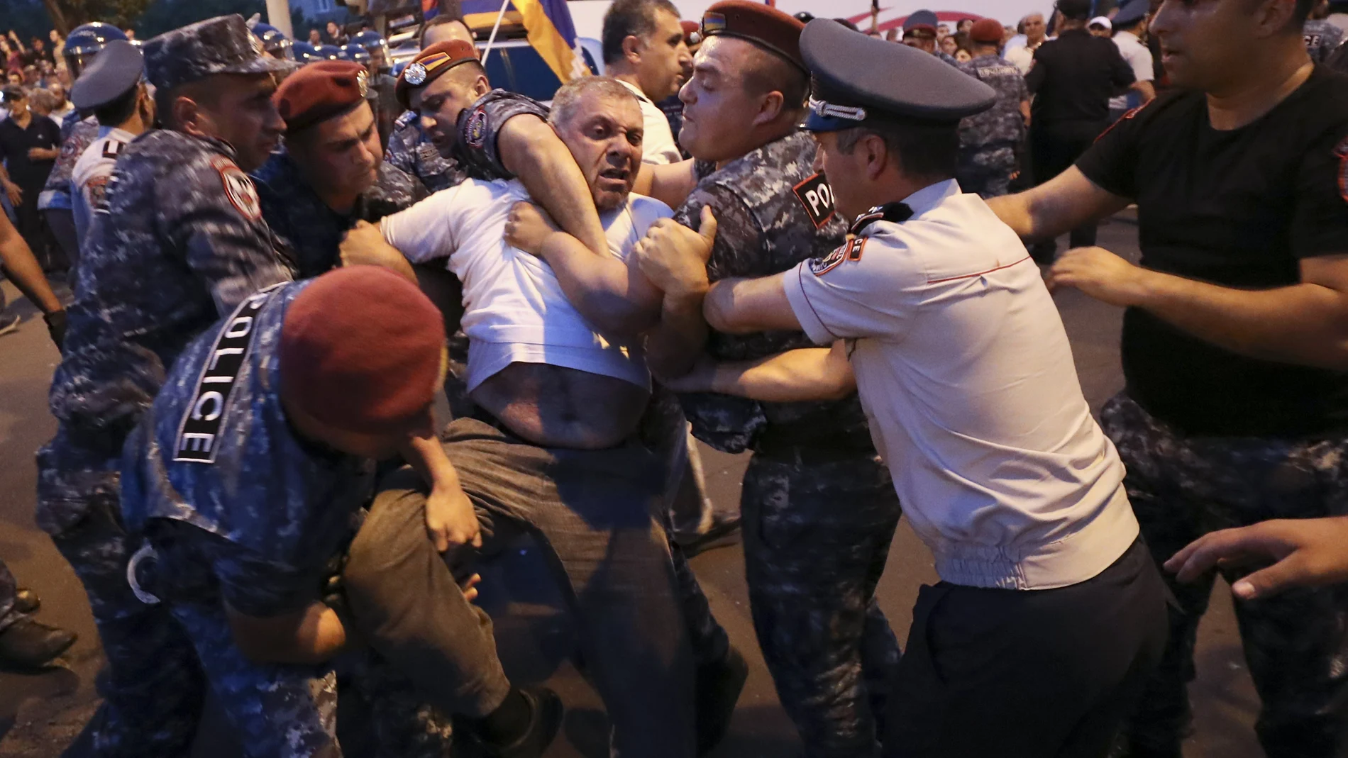 Los enfrentamientos han tenido lugar junto a un complejo de viviendas gubernamentales, cerca de la residencia del primer ministro, Nikol Pashinián, en Ereván