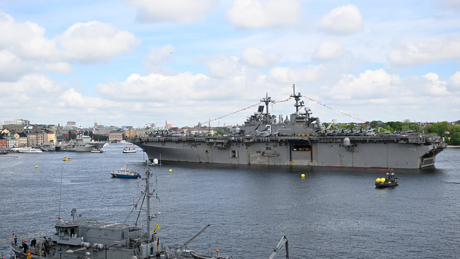 El buque anfibio "USS Kearsarge", en el centro de Estocolmo