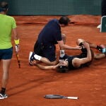 Nadal se preocupa por Zverev tras torcerse el tobillo. Tuvo que abandonar la semifinal
