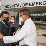 Juanma Moreno saluda a un sanitario en una reciente visita al Hospital Militar de Sevilla