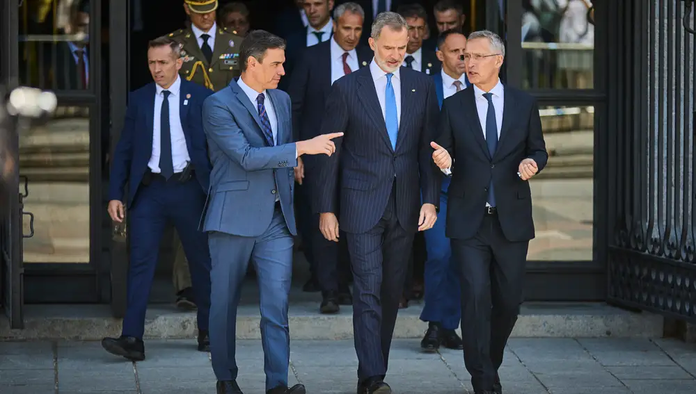 El secretario general de la OTAN, Jens Stoltenberg, el rey Felipe VI y el presidente del Gobierno, Pedro Sánchez a su llegada a Palacio Real durante el acto de conmemoración por el 40 aniversario del ingreso de España en la OTAN este lunes.