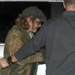 Johnny Depp, a su salida de un concierto en Inglaterra. (AP Photo/Scott Heppell)